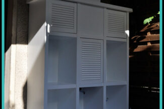 Kaminrohr Verkleidung Holzregal auf Maß im Außenbereich mit Türen