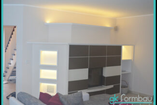 Kaminverkleidung mit indirektem Licht, Regal sowie Fächern aus GK